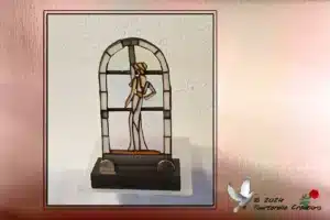 Vitrail Tiffany Élégante à La Fenêtre